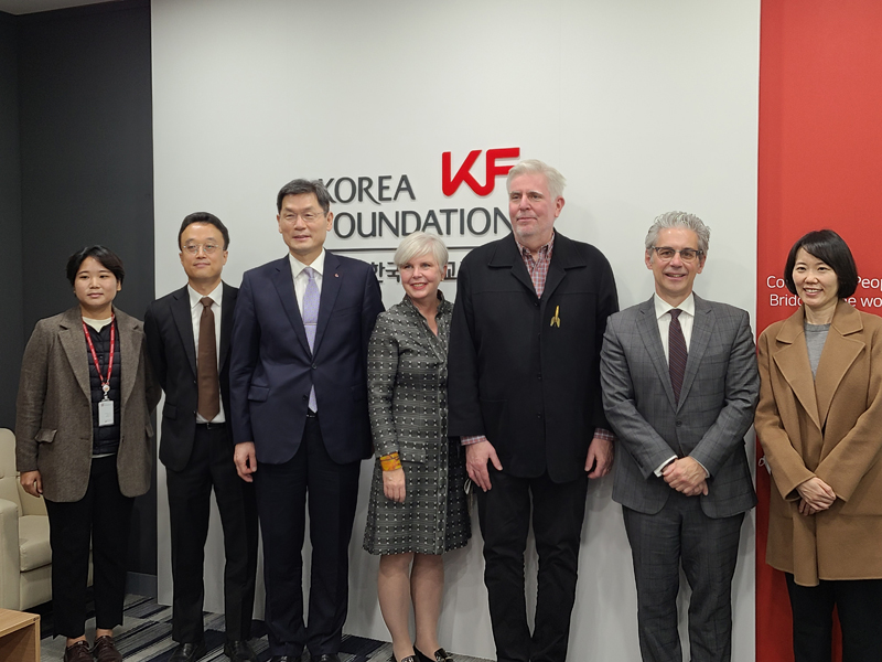 Chase Robinson 스미스소니언 국립아시아예술박물관 관장과의 단체사진