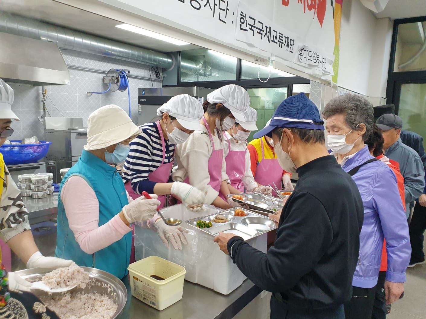 제주 본부 직원들이 지역주민들에게 배식하는 모습1