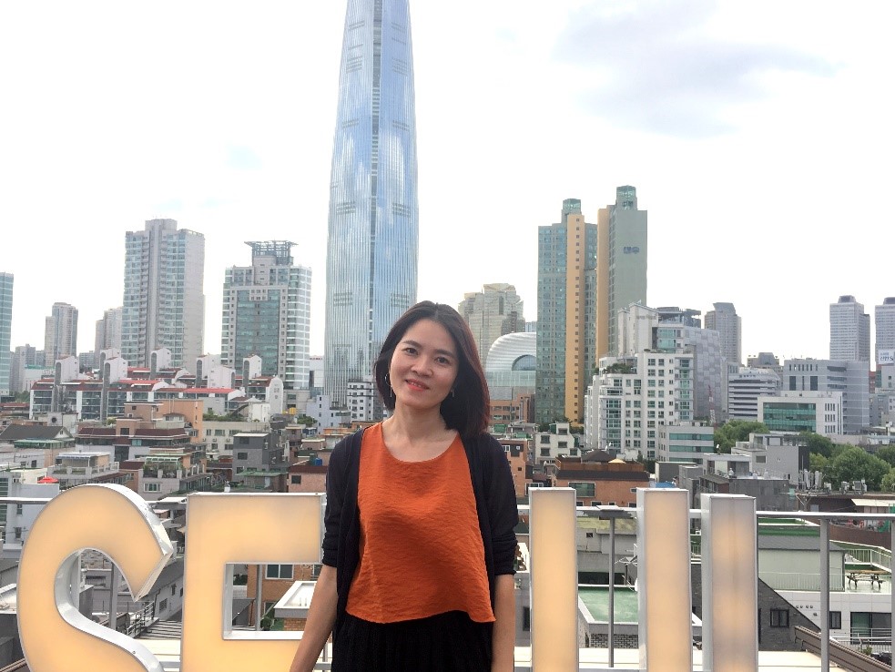 Tác giả chụp ảnh với nền là Tháp Jamsil