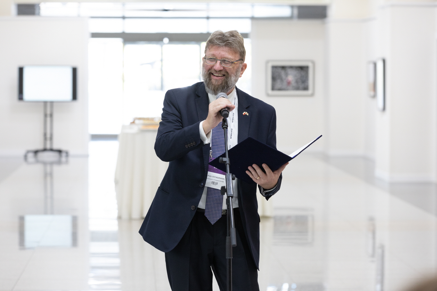 주한폴란드대사가 관객들을 향해 이야기를 하고 있다 