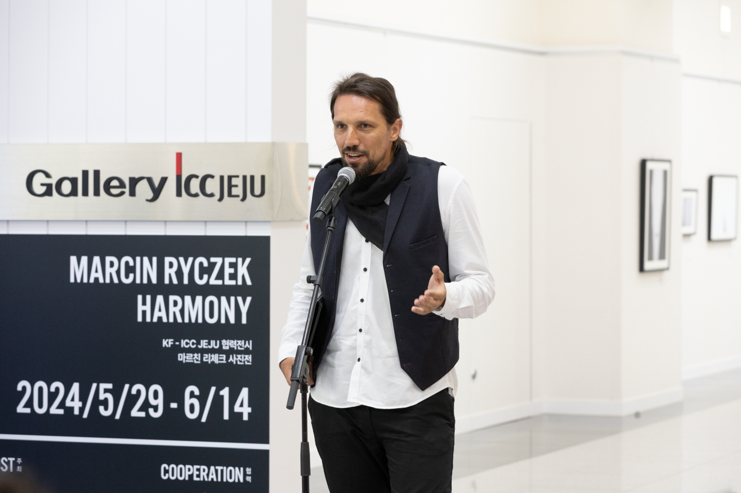 마르친 리체크가 관객들을 향해 이야기를 하고 있다 