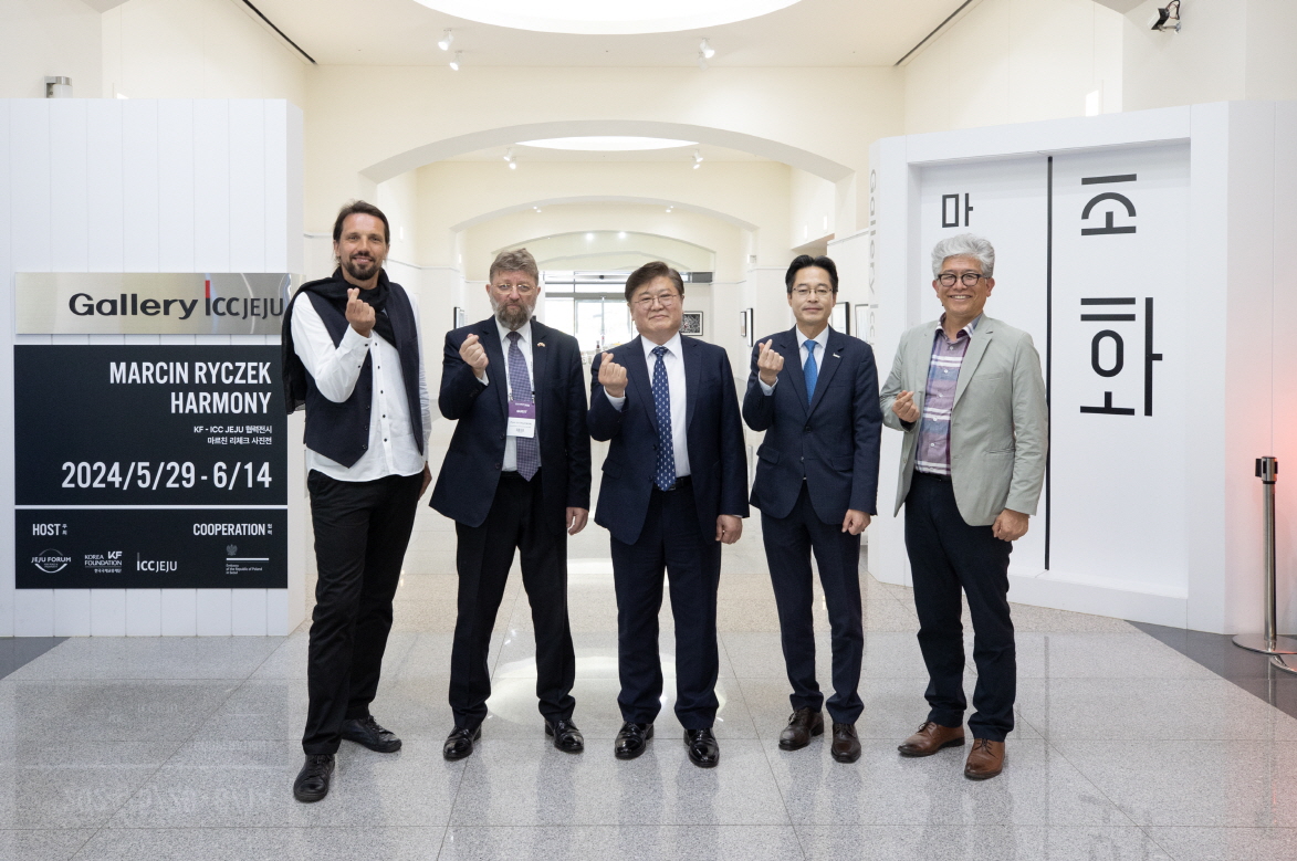 마르친 리체크, 김기환, 주한폴란드대사 등이 카메라를 향해 손하트를 하고 있다/