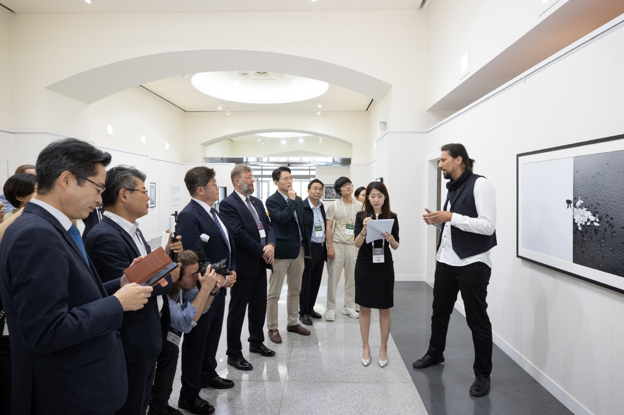 마르친 리체크가 사람들에게 작품을 설명하고 있는 모습1 