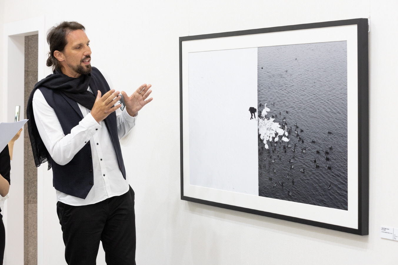 마르친 리체크가 사람들에게 작품을 설명하고 있는 모습2