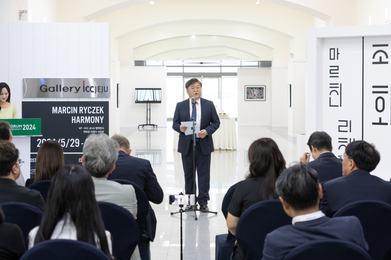 KF 이사장 김기환이 개막식을 진행하고 있다 