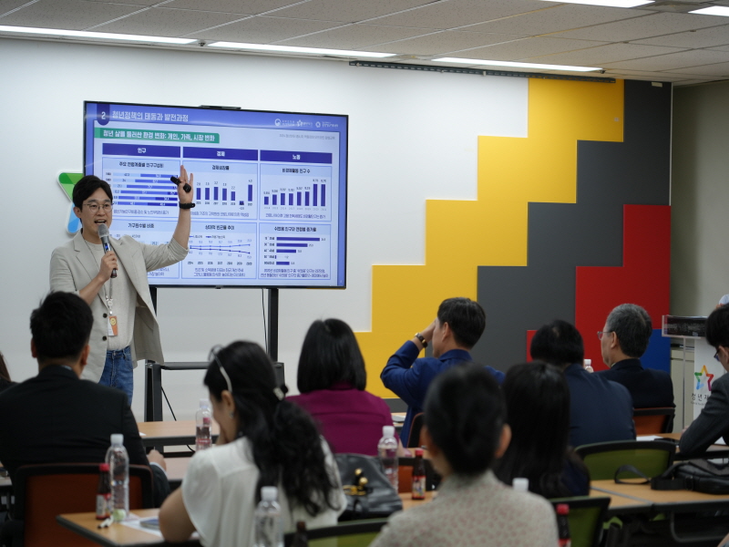 Visit to Seoul Metropolitan Youth Center ></p> </div> <div style=