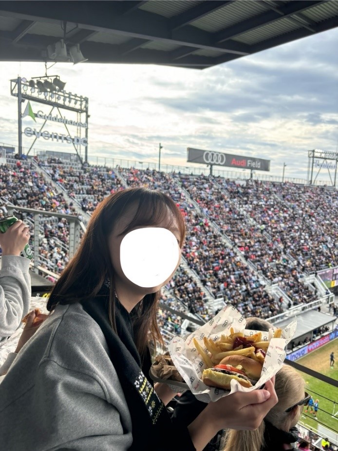 DC 여자 축구팀의 플레이오프 경기를 관람하러 간 모습