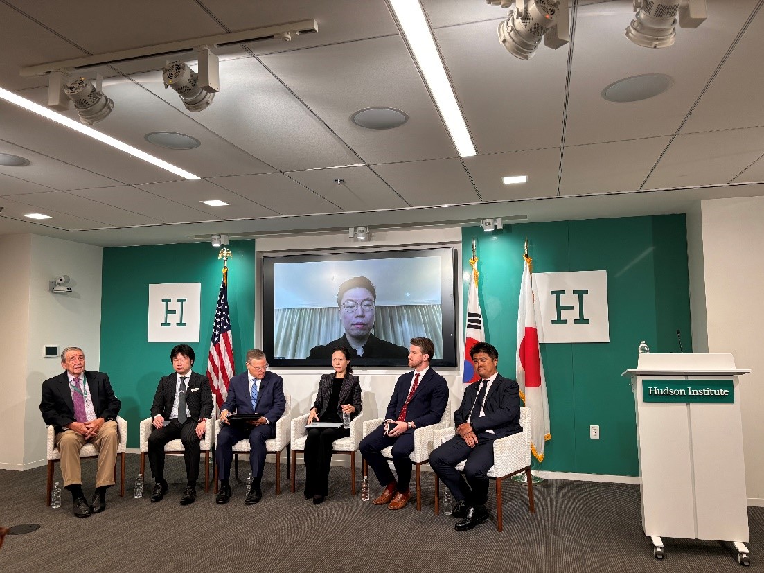 One Year after Camp David: How Durable Are Trilateral Ties? 행사를 진행중인 모습2