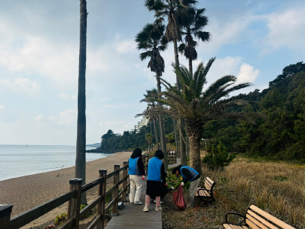 반려해변 환경정화활동을 진행중인 모습1