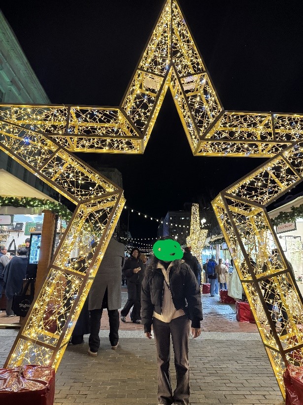 크리스마스 마켓에서 기념사진을 촬영하는 모습