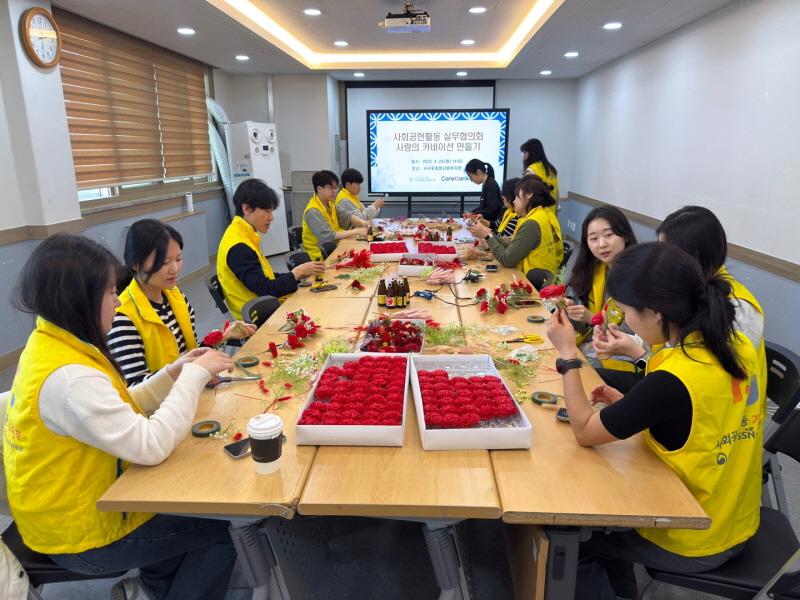 어버이날 맞이 비누꽃 카네이션을 만들고 있는 모습