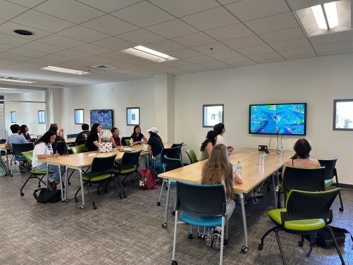 교육을 듣는 중인 모습