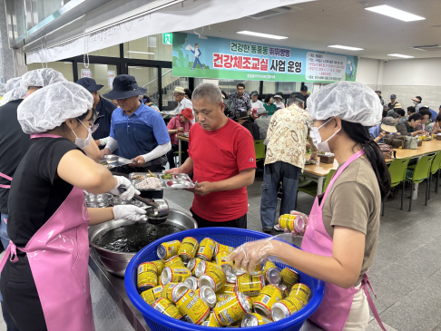경로식당에서 봉사활동을 진행하는 모습2