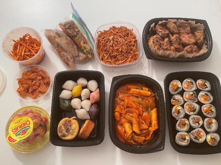 선생님과 함께 만든 한국 음식(송편, 떡복이, 김밥 등)