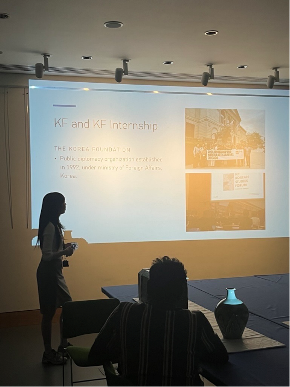 KF 글로벌 챌린저 프로그램에 대해 PPT로 발표하는 모습