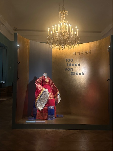 100 Ideas of Happiness. Art Treasures from Korea, 한복이 전시 되어 있다 