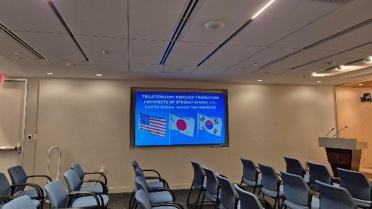 미국, 일본, 한국 국기가 그려진 스크린