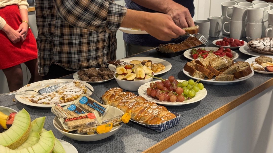 SIPRI FIKA, 여러가지 음식들과 함께 네트워킹을 지행하고 있다