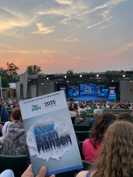  Dear Evan Hansen 팜플렛을 무대와 함께 찍고있다