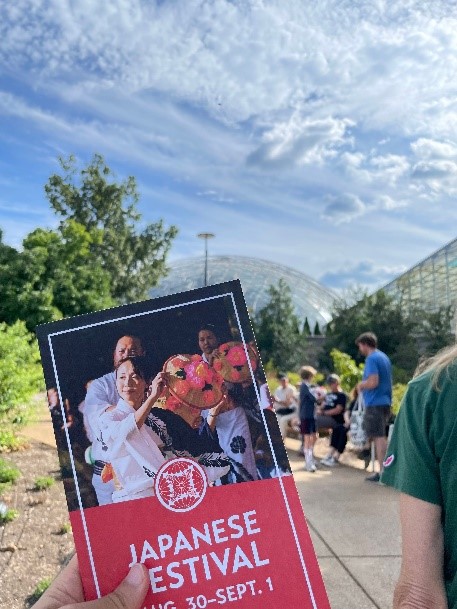 행사가 진행되고 있는 곳에서 Jappeness Festival 팜플렛을 들고 있는 모습