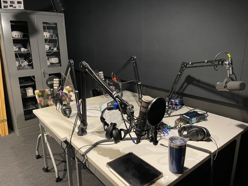 책상위에 음향장비가 있어 체험할 수 있게 되어있다