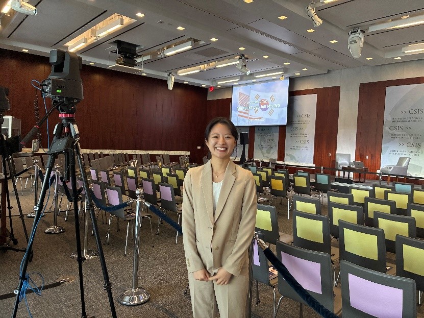 현장 파견을 나간 곳에서 기념사진을 찍고있다