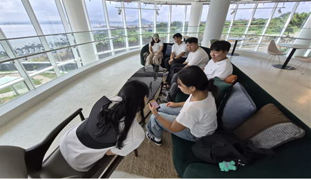 카페에서 쉬고 있는 모습01