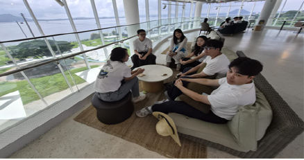 카페에서 쉬고 있는 모습02