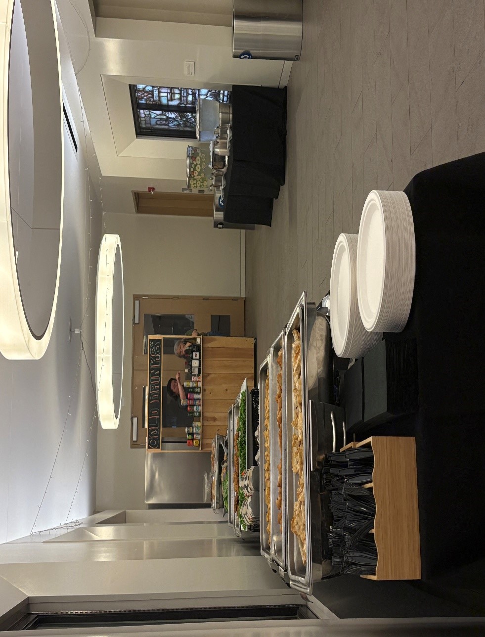 커피, 빵, 쿠키 등 간단한 다과가 제공되는 모습