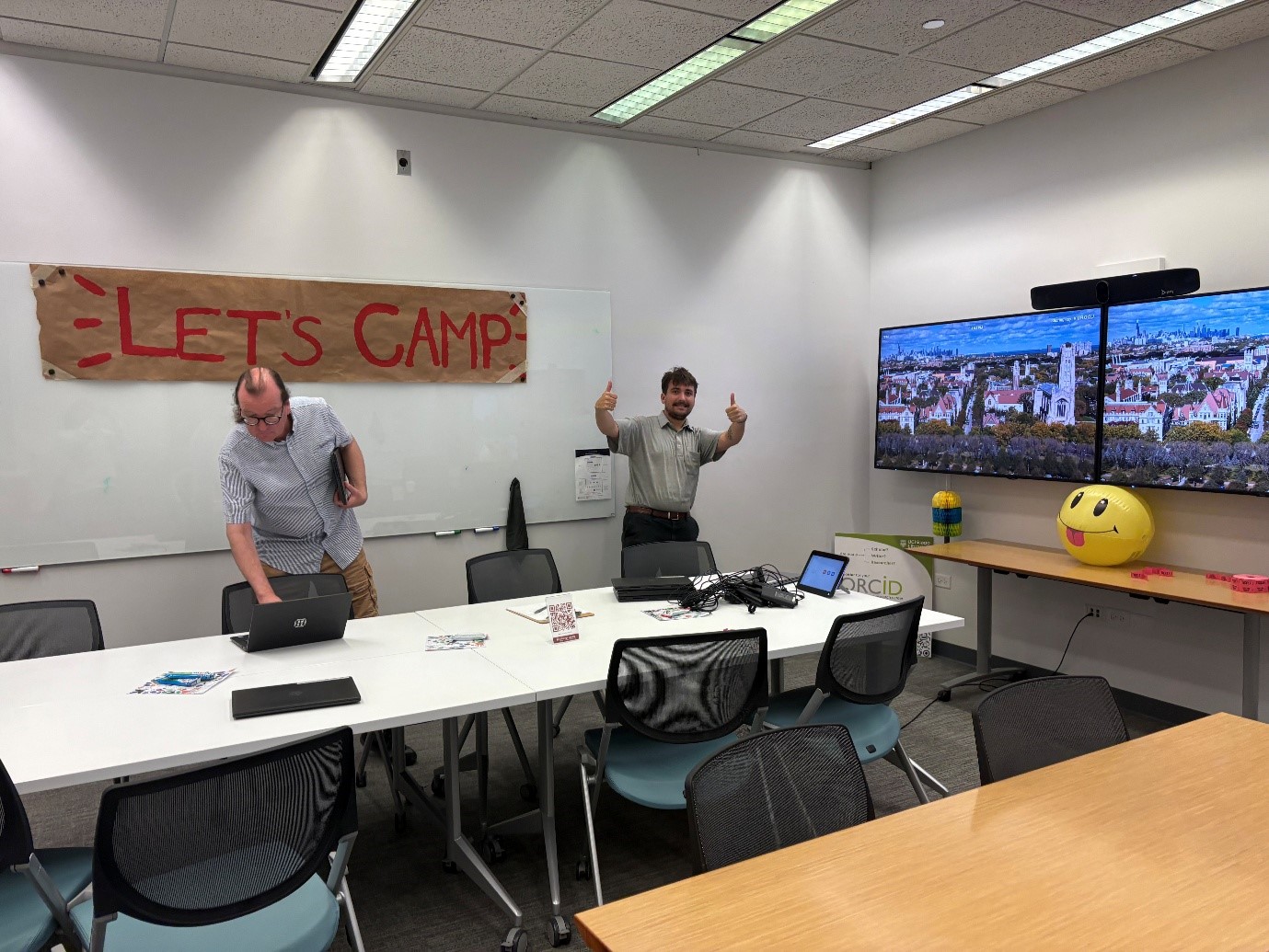 LETS camp가 진행되고 있는 모습, 한 실무자가 엄지를 들으며 포즈를 취하고 있다