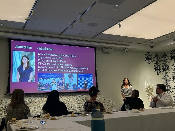 Farewell 발표를 하고 있는 모습