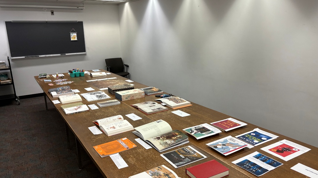 층 전시실에 책과 자료를 세팅해놓은 모습