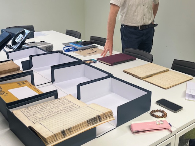 귀중본을 조사하고 있는 모습