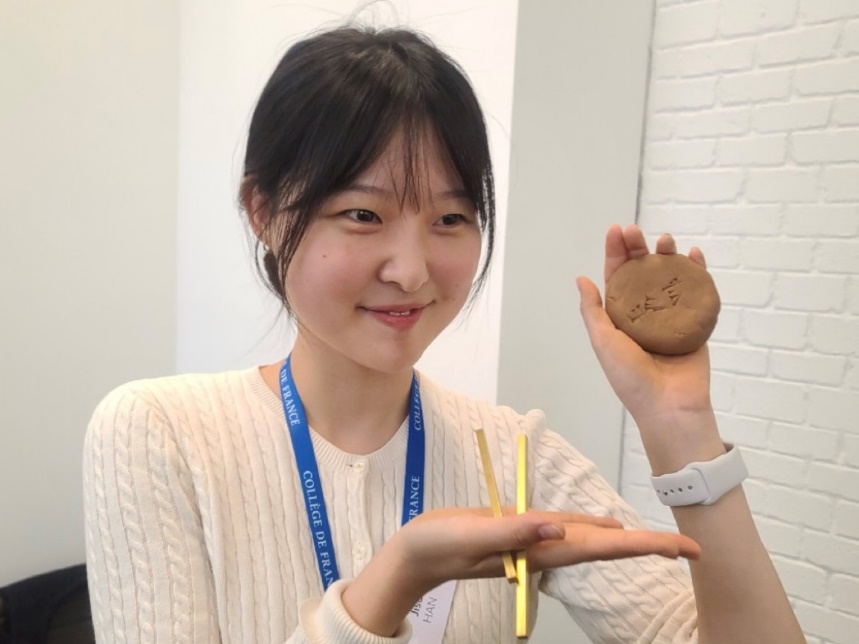 쐐기 문자를 직접 새긴 모습