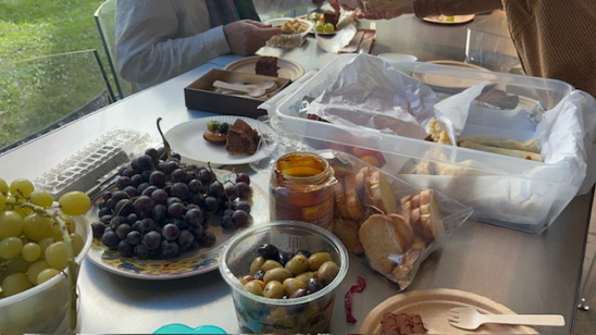 도시락을 싸와서 다같이 밥을 먹는모습