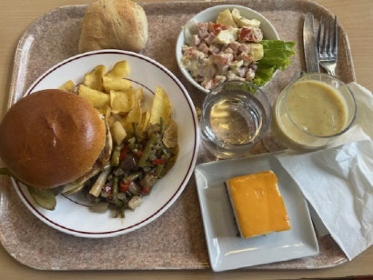 구내식당에서 나온 식사, 빵과 샐러드가 준비되어 있다