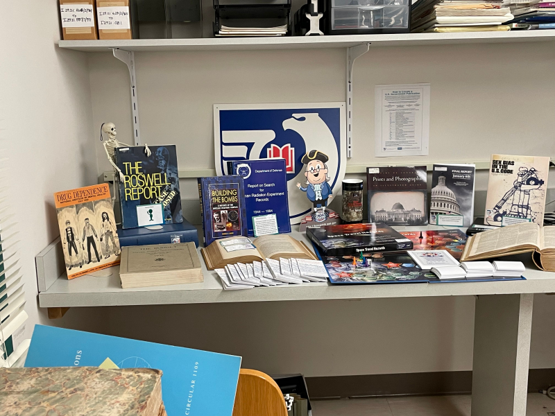 Collection Department 투어에 참석하여, 사례를 체험하는 중이다