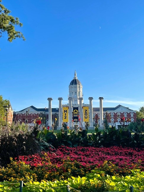 University of Missouri 방문, 건물 앞에 꽃들이 활짝 피어있다