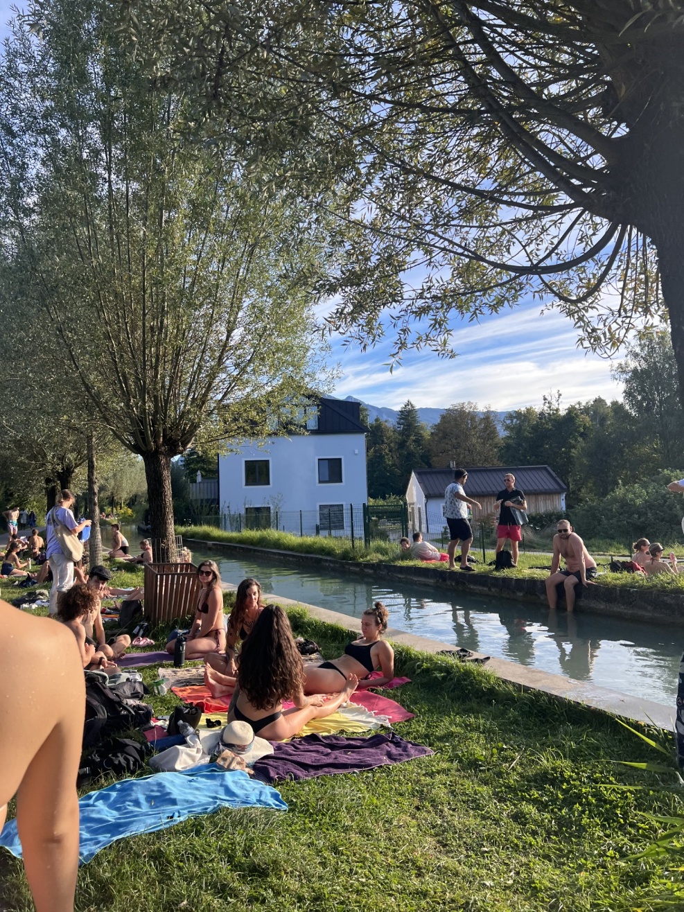 호텔 근처의 canal에서 사람들이 수영 및 휴식을 하고있다