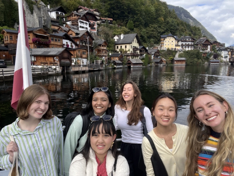 인턴들과 할슈타트에서 기념사진을 찍고있다