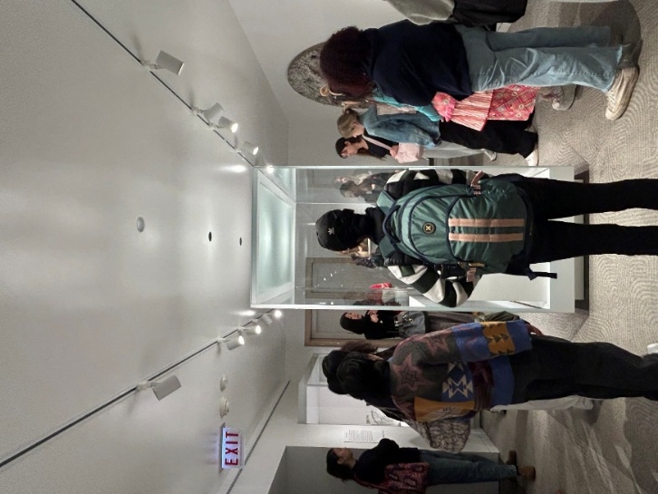 지연수 선생님의 투어를 진행중이다, 학생들이 작품해설을 듣고있는 모습