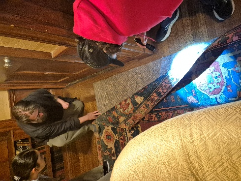 Bug Day, 카펫을 조사하고 있다