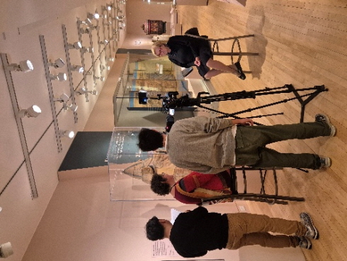 다큐멘터리를 촬영하고 있는 모습