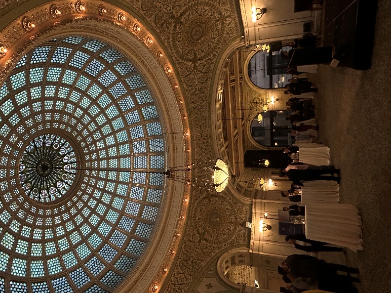 대한민국 국경일 행사, 많은 관광객들이 서로 이야기를 나누고 있다