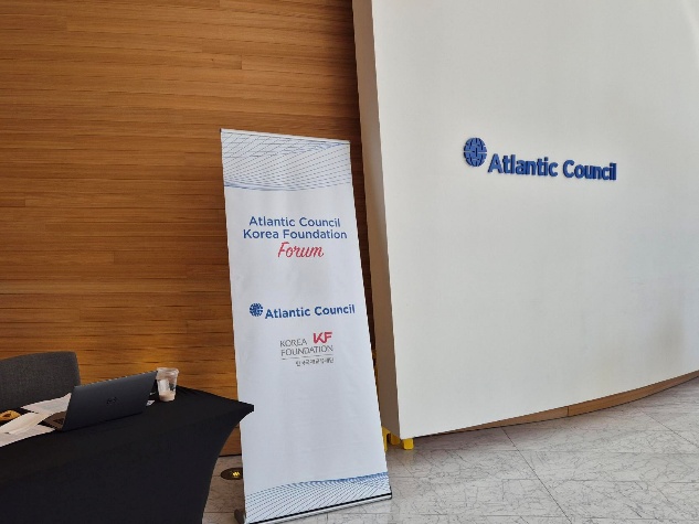 아틀란틱 카운슬 행사, 행사명이 적혀있는 X배너가 있다