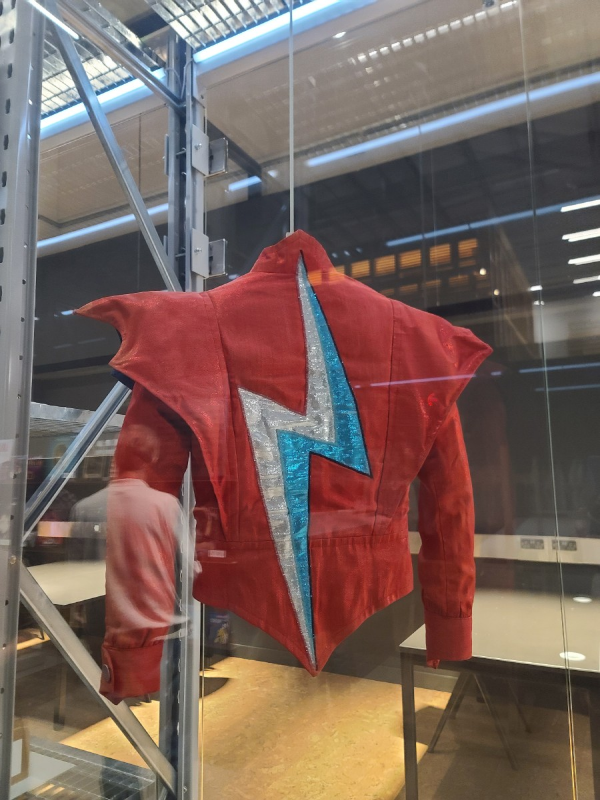 데이비드 보위 센터, 데이비드 보위가 실제로 착용했던 의상2