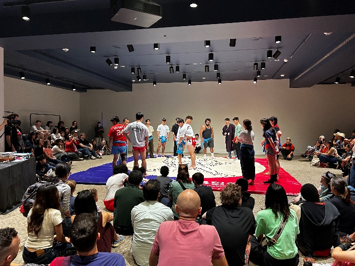 씨름 시연 프로그램, 씨름판 위에서 시범을 보여주고 있다