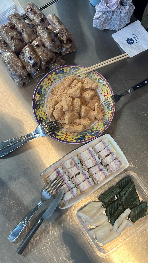 인절미 등 떡이 접시 위에 있다