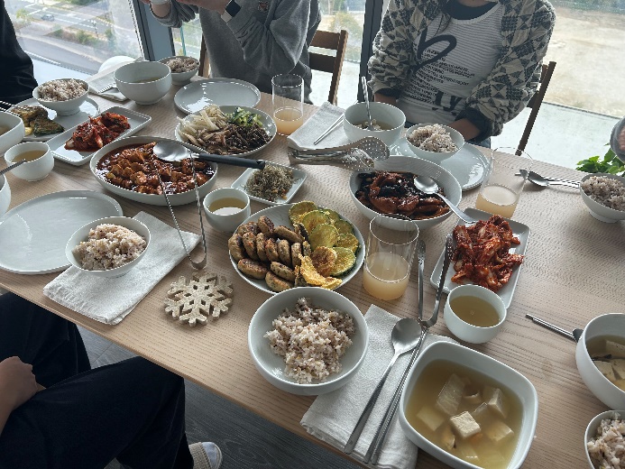 식탁위에 갈비찜, 멸치볶음 등 한식이 놓여져 있다