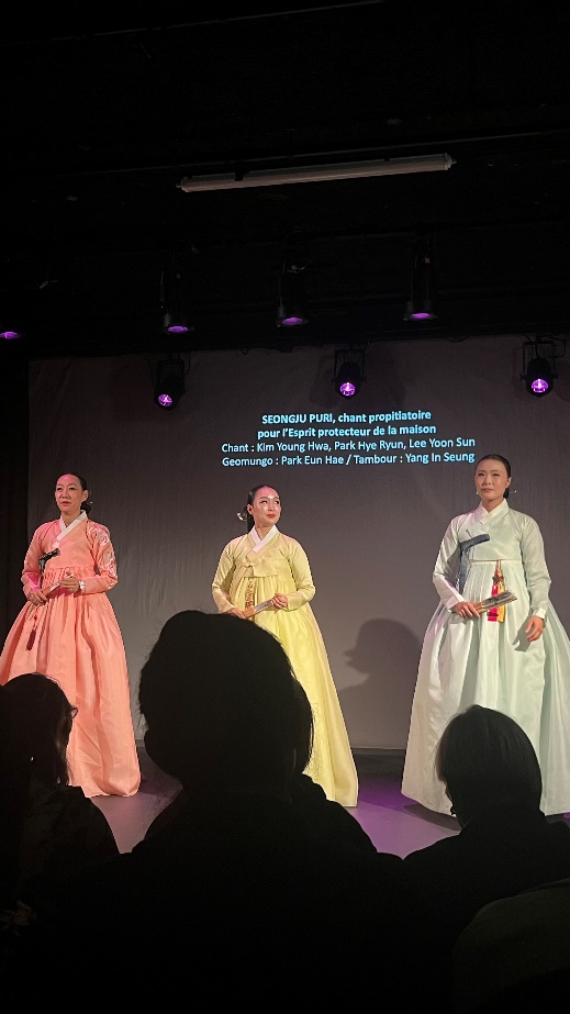 판소리 콘서트 &lsquo;Cinq &eacute;pop&eacute;es, une seule harmonie, 세명의 소리꾼이 판소리를 하고 있다